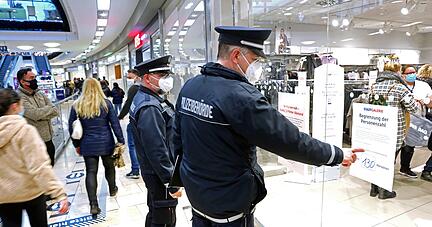 Mit der Polizeibehörde unterwegs in Heilbronn während Corona, u.a. Maskenkontrolle