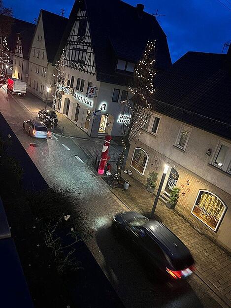 In der Nacht zum Nikolaustag wurde die Säule wieder von Unbekannten verziert.