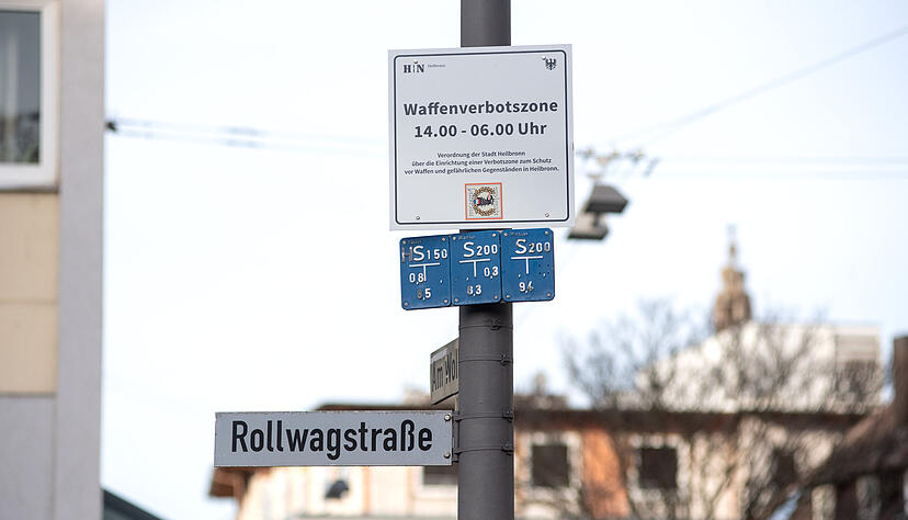 Schilder weisen auf die Waffenverbotszone am Fleiner Tor in Heilbronn hin. Schilder weisen auf die Waffenverbotszone am Fleiner Tor in Heilbronn hin.