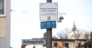 Schilder weisen auf die Waffenverbotszone am Fleiner Tor in Heilbronn hin.