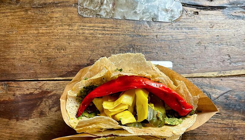 Jalil Dabit verpasste der Falafel-Masse eine Extraportion Kr&auml;uter und einen &uuml;berraschenden Twist: Die leuchtend gr&uuml;ne Masse wird in Tortillas gestrichen - die G&auml;ste im &laquo;Kanaan&raquo; lieben jeden knusprigen Bissen davon.