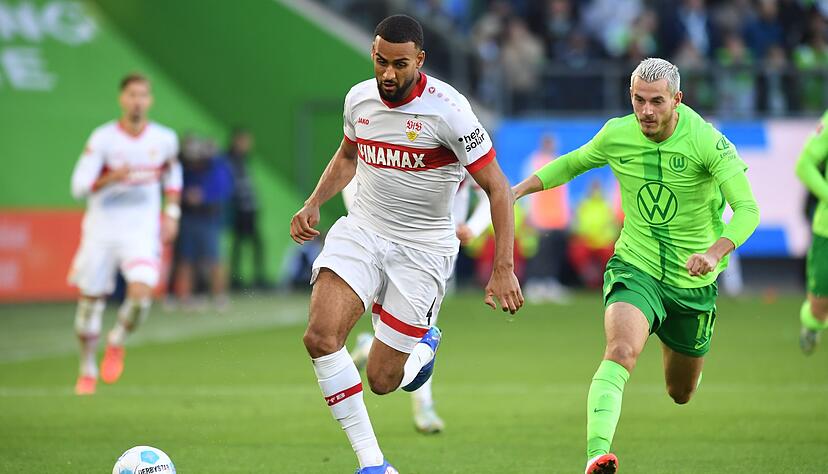 Josha Vagnoman bekam gegen den VfL Wolfsburg einen Schlag auf den Fuß und fällt beim VfB Stuttgart aus. Josha Vagnoman bekam gegen den VfL Wolfsburg einen Schlag auf den Fuß und fällt beim VfB Stuttgart aus.