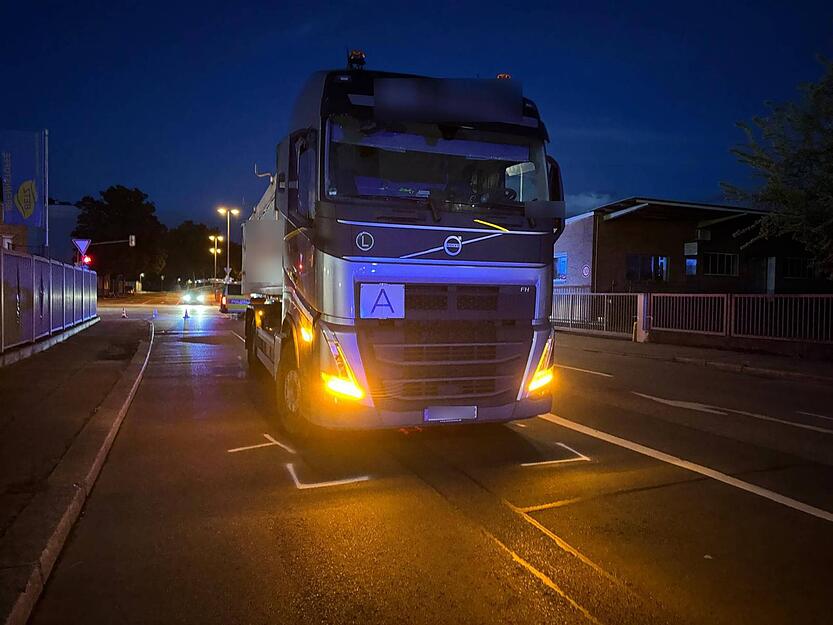 Der Lkw-Fahrer blieb bei dem tödlichen Unfall in Heilbronn unverletzt, erlitt aber einen Schock. Der Lkw-Fahrer blieb bei dem tödlichen Unfall in Heilbronn unverletzt, erlitt aber einen Schock.