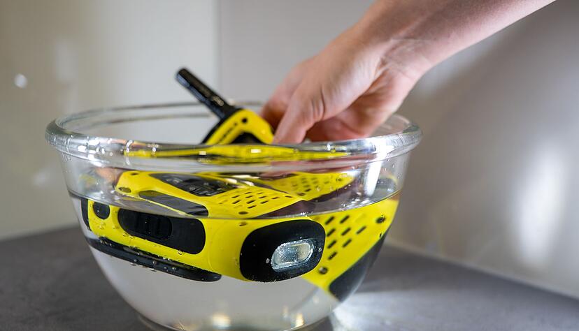 Scheuen das Wasser nicht: Wer etwas mehr ausgibt, bekommt auch Walkie-Talkies, die gegen Spritzwasser oder sogar Untertauchen geschützt sind. Scheuen das Wasser nicht: Wer etwas mehr ausgibt, bekommt auch Walkie-Talkies, die gegen Spritzwasser oder sogar Untertauchen geschützt sind.