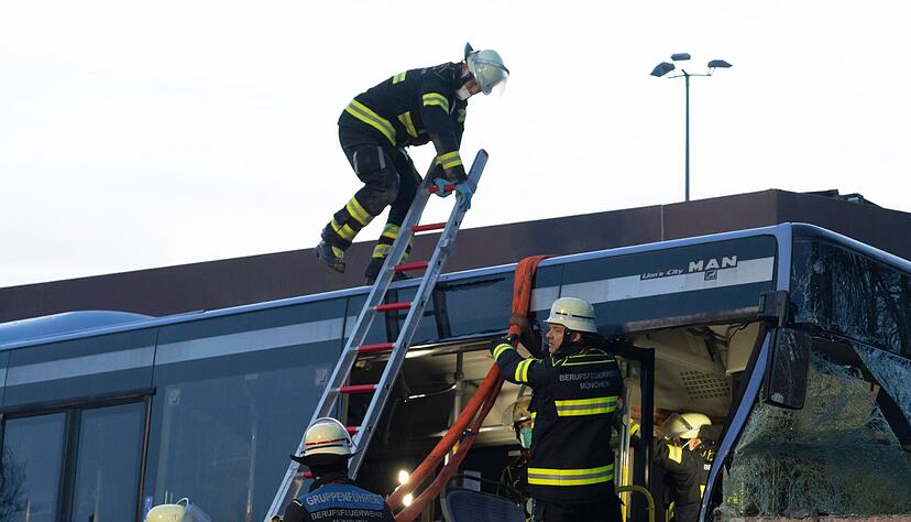 Bei dem Busunfall ist ein 13-j&auml;hriges M&auml;dchen gestorben.