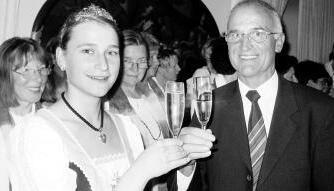 Ortsvorsteher Wilfried Uhlmann st&ouml;&szlig;t mit der Hohenloher Weink&ouml;nigin Kerstin Mei&szlig;ner auf das 770-j&auml;hrige Bestehen Oberohrns an. Der Pfedelbacher Teilort feierte mit einem Heimatabend im B&uuml;rgersaal. (Foto: Regina Koppenh&ouml;fer)