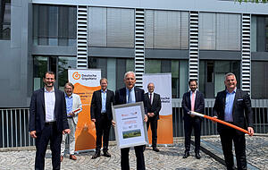 Kooperationsvereinbarung (v.l.): Wolfram Thielen (COO, Deutsche GigaNetz GmbH), Dirk Fieml (Geschäftsführer, tktVivax GmbH), Jan Budden (CEO, DGN), Harry Mergel (Heilbronner OB und Vorsitzender der WHF-Gesellschafterversammlung), Dr. Andreas Schumm (Geschäftsführer, Wirtschaftsregion Heilbronn-Franken GmbH), Dr. Nicolas Sonder (PwC Legal) und Soeren Wendler (CSO, DGN). Foto: WHF GmbH
