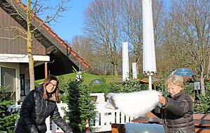 Ein Bild aus guten Zeiten: Uschi (links) und Hanne Schröter richten die Terrasse am Breitenauer See weihnachtlich her.
Foto: Friedrich/Archiv Ein Bild aus guten Zeiten: Uschi (links) und Hanne Schröter richten die Terrasse am Breitenauer See weihnachtlich her.
Foto: Friedrich/Archiv