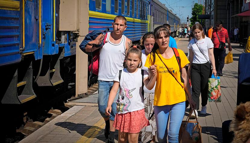 Noch immer verlassen Menschen die Ukraine, wie hier in Pokrowsk im Osten des Landes. Einige Flüchtlinge kehren jedoch wieder in ihr Heimatland zurück.
Foto: dpa