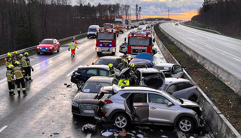 Bei schweren Unfällen auf der Autobahn 3 in der Nähe von Würzburg sind am Sonntagnachmittag mehrere Menschen teils schwer verletzt worden. Bei schweren Unfällen auf der Autobahn 3 in der Nähe von Würzburg sind am Sonntagnachmittag mehrere Menschen teils schwer verletzt worden.