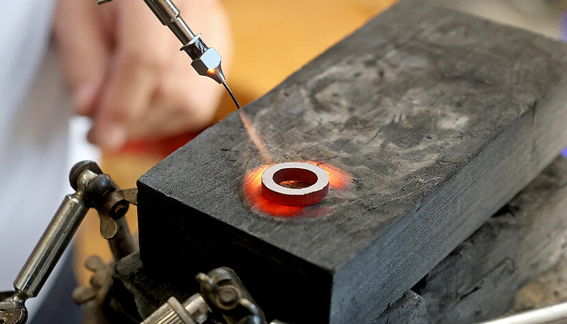 Durch das Erhitzen wird das Material weicher und dehnbarer.