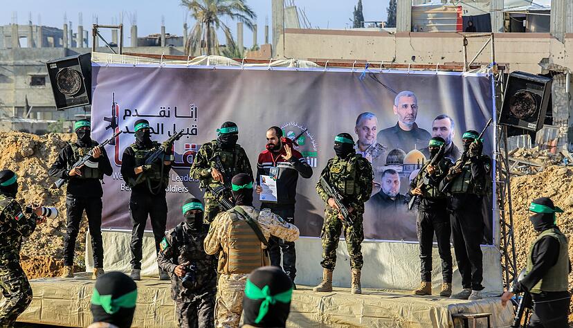 Nach der Freilassung drei weiterer Geiseln durch die islamistische Hamas befinden sich noch 79 Entführte in Gaza. Nach der Freilassung drei weiterer Geiseln durch die islamistische Hamas befinden sich noch 79 Entführte in Gaza.