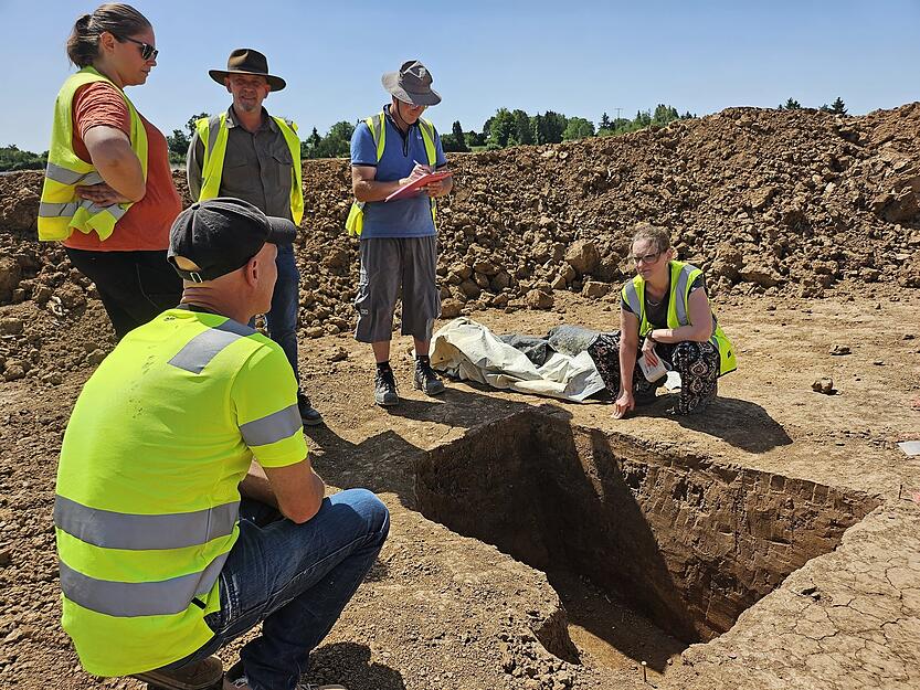 Die Archäologen rätseln: Haben sie dort eine Art Haus entdeckt – oder doch nur eine tiefe Abfallgrube?