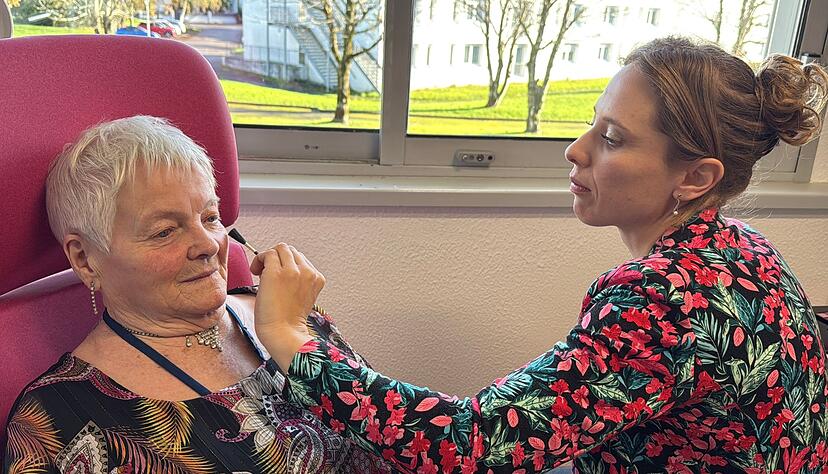 Vor dem Besuch im Club lässt sich Simone Philippe schminken. Vor dem Besuch im Club lässt sich Simone Philippe schminken.