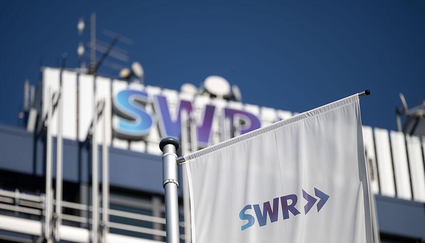 Das Logo des S&uuml;dwestrundfunks ist an einer Flagge des Funkhauses in der Innenstadt zu sehen.