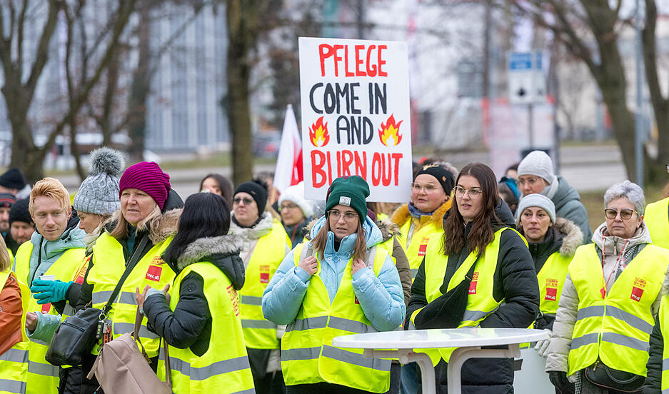 "Come in and burn out" – Die Pflegefachkräfte weisen beim Verdi-Warnstreik auf ihre extremen Arbeitsbedingungen hin.