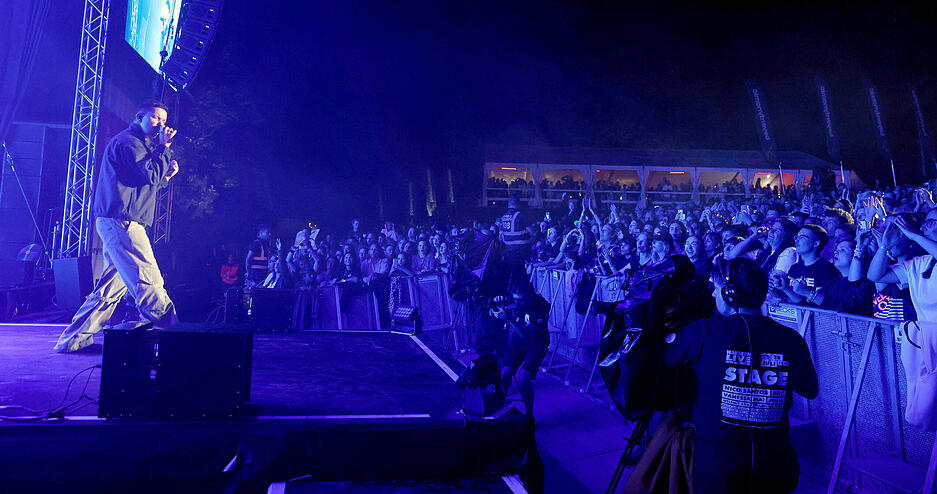 Der Auftritt von Nico Santos nimmt die Besucher von Haigern Live in Talheim mit.