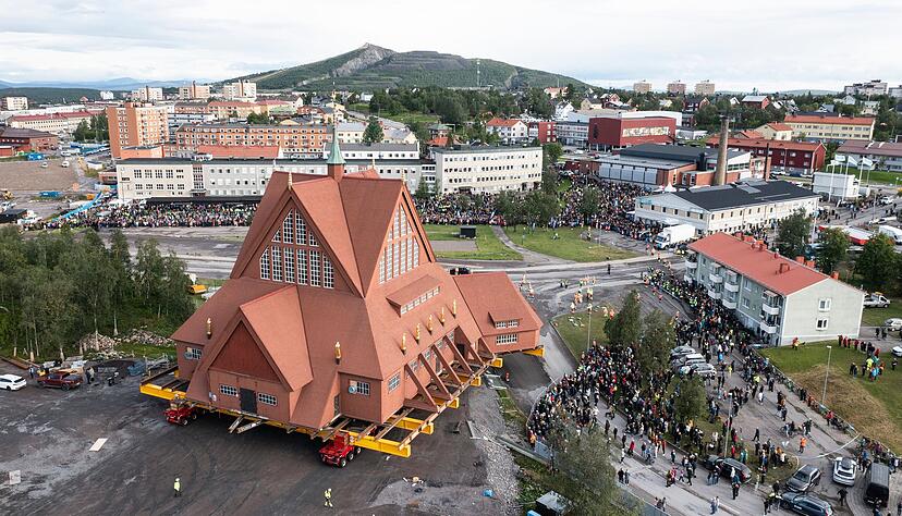 Auf einem speziell konstruierten Wagen mit 224 Rädern wird die Kirche von Kiruna für den Umzug mit einer Geschwindigkeit von einem halben Kilometer pro Stunde bewegt. Auf einem speziell konstruierten Wagen mit 224 Rädern wird die Kirche von Kiruna für den Umzug mit einer Geschwindigkeit von einem halben Kilometer pro Stunde bewegt.