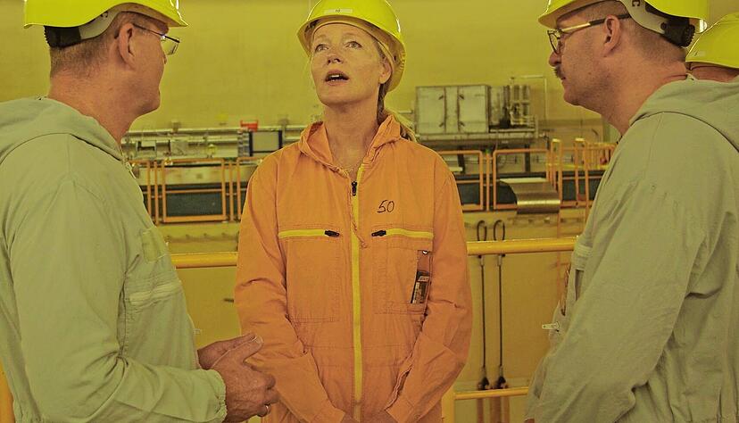 Geschäftsführer Jörg Michels (links) und Anlagenleiter Andre Knapp (rechts) erläutern Ministerin Thekla Walker in der Reaktorkuppel den Fortschritt der Arbeiten. Geschäftsführer Jörg Michels (links) und Anlagenleiter Andre Knapp (rechts) erläutern Ministerin Thekla Walker in der Reaktorkuppel den Fortschritt der Arbeiten.