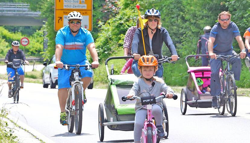 Zahlreiche Familien genießen es, mit etwas mehr Platz als auf dem Radweg auch mal nebeneinander zu fahren, dabei zu reden und zu scherzen und die Angebote entlang der Strecke zu nutzen. Fotos: Guido Sawatzki Zahlreiche Familien genießen es, mit etwas mehr Platz als auf dem Radweg auch mal nebeneinander zu fahren, dabei zu reden und zu scherzen und die Angebote entlang der Strecke zu nutzen. Fotos: Guido Sawatzki