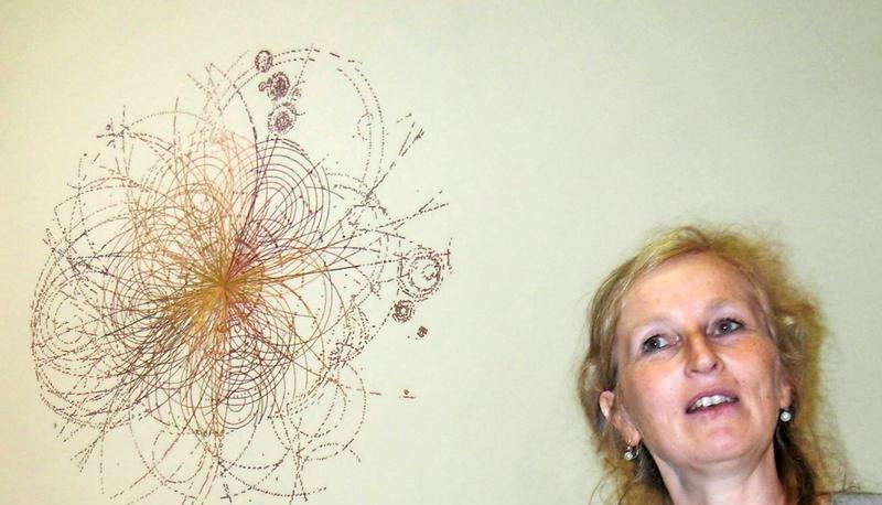 Bettina Roth-Engelhardt und ihre jüngste Stickerei auf Leinwand: "Simulation des Zerfalls des Higgs-Bosons" über dem Altar der Wartbergkirche.
Foto: Welzin, Leonore Bettina Roth-Engelhardt und ihre jüngste Stickerei auf Leinwand: "Simulation des Zerfalls des Higgs-Bosons" über dem Altar der Wartbergkirche.
Foto: Welzin, Leonore