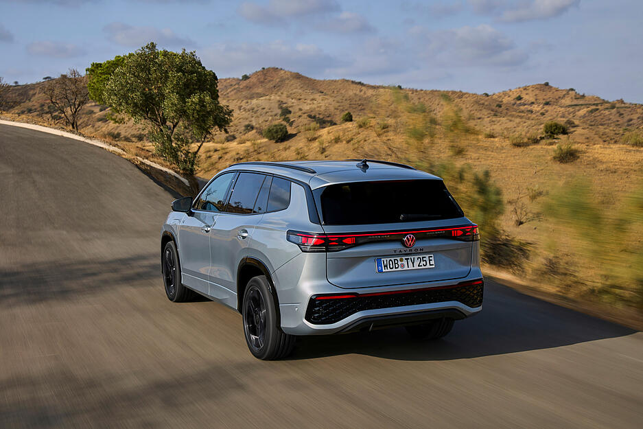 Das SUV-Modell streckt sich auf eine Länge von 4,77 Meter und wird als Fünf- und Siebensitzer angeboten.
