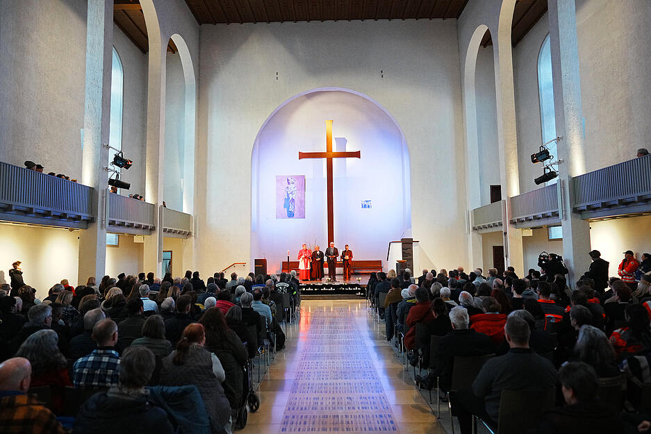 Dieses von der Evangelischen Kirche Mannheim zur Verfügung gestellte Foto zeigt einen Gedenkgottesdienst in der Konkordienkirche. Nach der Todesfahrt in Mannheim mit zwei Toten und mehreren Verletzten ist am Dienstag der Opfer gedacht worden. Dieses von der Evangelischen Kirche Mannheim zur Verfügung gestellte Foto zeigt einen Gedenkgottesdienst in der Konkordienkirche. Nach der Todesfahrt in Mannheim mit zwei Toten und mehreren Verletzten ist am Dienstag der Opfer gedacht worden.