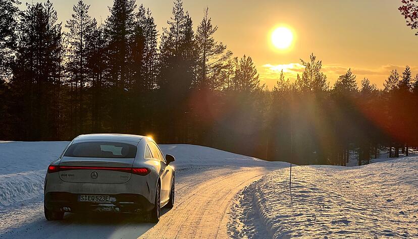 Wenn die Sonne im Winter tief steht, steigt für Autofahrer die Blendgefahr. Wenn die Sonne im Winter tief steht, steigt für Autofahrer die Blendgefahr.