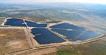 Solch ein Solarkraftwerk soll den Strom liefern, um in Spanien Wasserstoff herzustellen. In Deutschland k&ouml;nnte dann gr&uuml;ner Treibstoff daraus werden.
Foto: privat