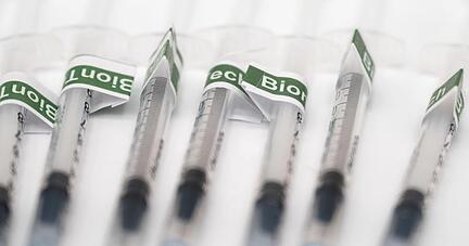 Aufgezogene Spritzen mit dem Biontech-Impfstoff.