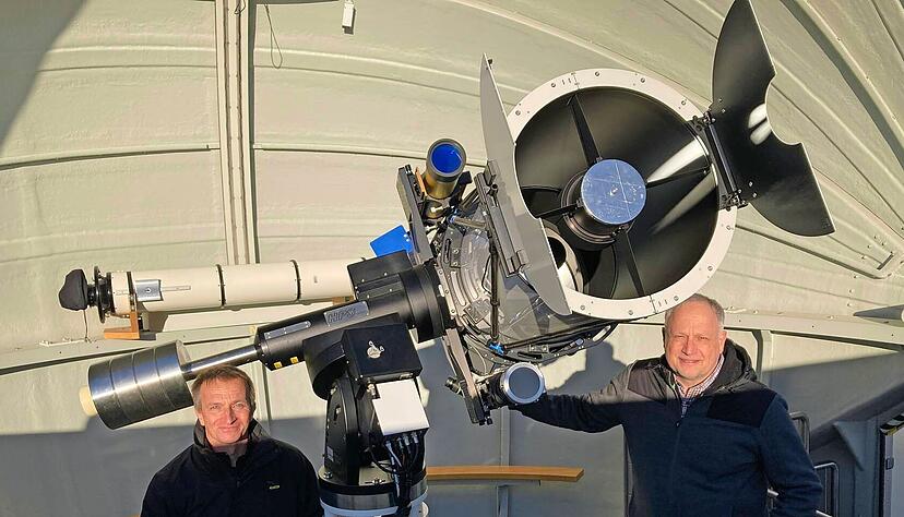 Sternwarte auf dem Dach des Sciencecenter Experimenta Heilbronn: Besucherbetreuer Thomas Griesinger (links) und Teamleiter Sternwarte Stephan Fichter bedienen das gro&szlig;e Spiegelteleskop mit seiner 50-Zentimeter-&Ouml;ffnung. Foto: J&ouml;rg K&uuml;hl