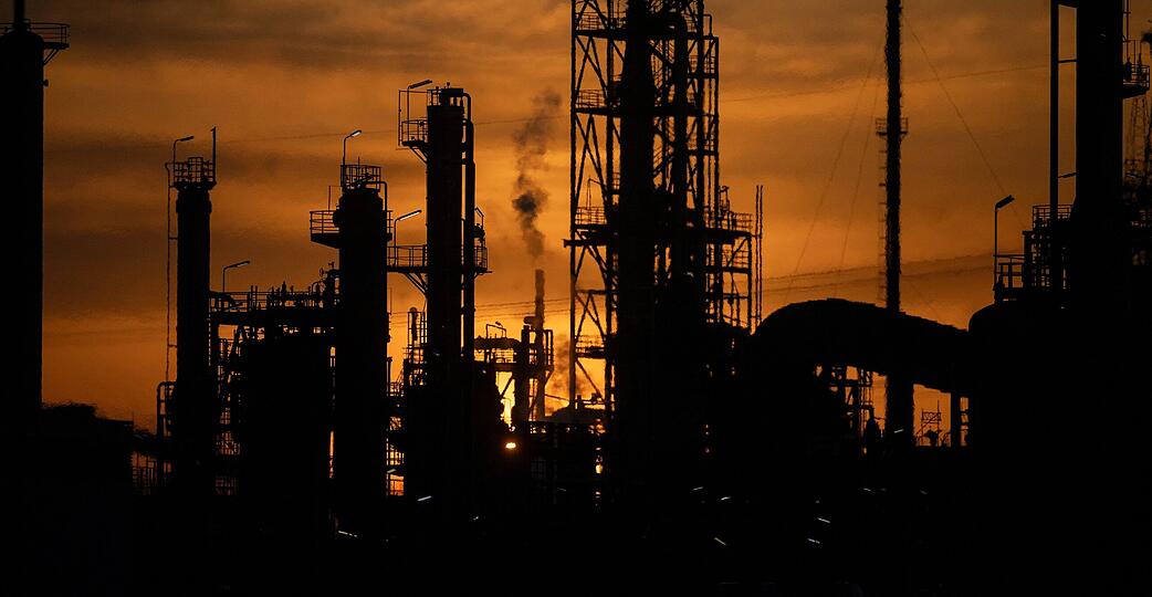 In Anlagen wie der Mineral&ouml;lraffinerie Oberrhein (Miro) wird Roh&ouml;l zu Kraftstoffen und petrochemischen Vorprodukten f&uuml;r den Energie- und Industriesektor verarbeitet.