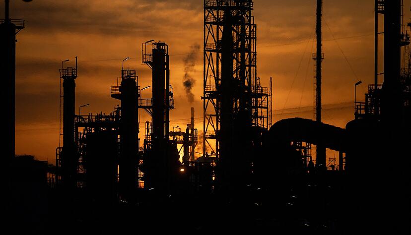 In Anlagen wie der Mineral&ouml;lraffinerie Oberrhein (Miro) wird Roh&ouml;l zu Kraftstoffen und petrochemischen Vorprodukten f&uuml;r den Energie- und Industriesektor verarbeitet.