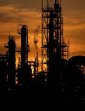 In Anlagen wie der Mineral&ouml;lraffinerie Oberrhein (Miro) wird Roh&ouml;l zu Kraftstoffen und petrochemischen Vorprodukten f&uuml;r den Energie- und Industriesektor verarbeitet.