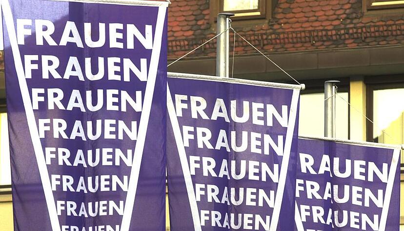 Zusammengestellt von Archiv und Dokumentation der Heilbronner Stimme
Frauen zeigen Flagge: Internationaler Tag der Frauen auf dem Marktplatz in Heilbronn. Zusammengestellt von Archiv und Dokumentation der Heilbronner Stimme
Frauen zeigen Flagge: Internationaler Tag der Frauen auf dem Marktplatz in Heilbronn.