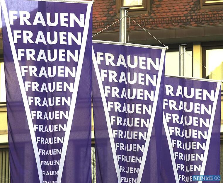 Zusammengestellt von Archiv und Dokumentation der Heilbronner Stimme 
Frauen zeigen Flagge:  Internationaler Tag der Frauen auf dem Marktplatz in Heilbronn.