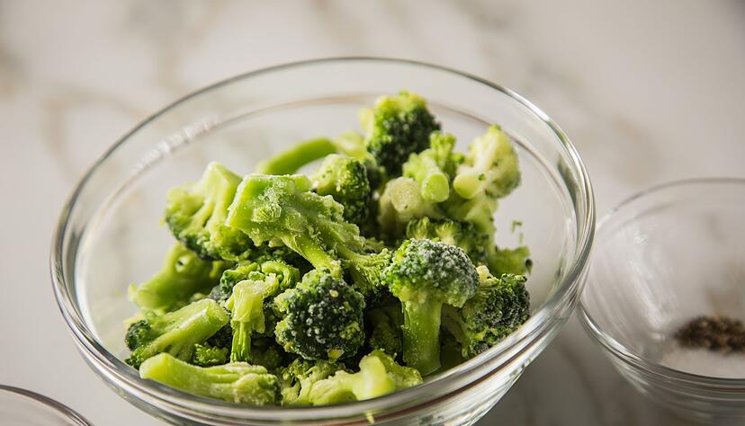 Wird Gem&uuml;se vor dem Einfrieren kurz blanchiert, bleiben Farbe, Vitamine und Frische erhalten.