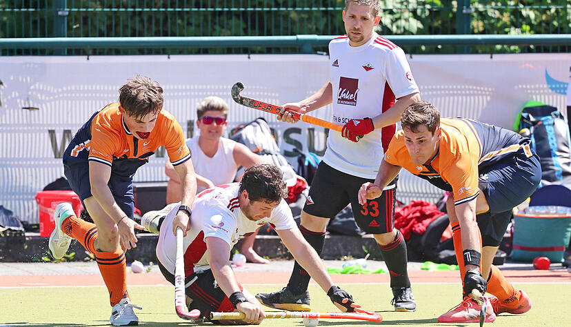 Enges Duell: Heilbronns Tom Strating (links) kämpft mit Alexander Wengert und David Müller um den Ball. Laurens Meurer (rechts) mischt auch mit.