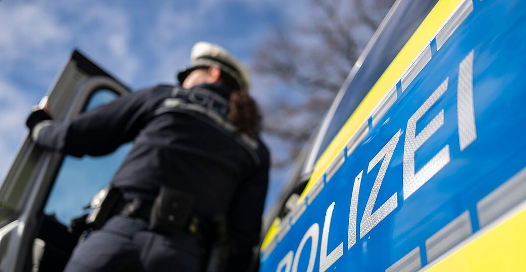 Die Polizei sucht noch nach den beiden anderen M&auml;nnern. (Symbolbild)