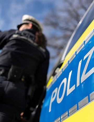 Die Polizei sucht noch nach den beiden anderen M&auml;nnern. (Symbolbild)