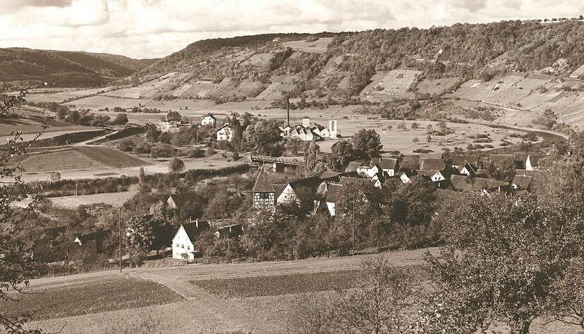 Das vermutlich Anfang der 1930er Jahre entstandene Foto zeigt die Gemeinde Weißbach, bevor die Fabrikschornsteine ihren Anblick bestimmten. Foto: privat