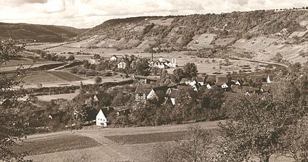 Das vermutlich Anfang der 1930er Jahre entstandene Foto zeigt die Gemeinde Weißbach, bevor die Fabrikschornsteine ihren Anblick bestimmten.
Foto: privat