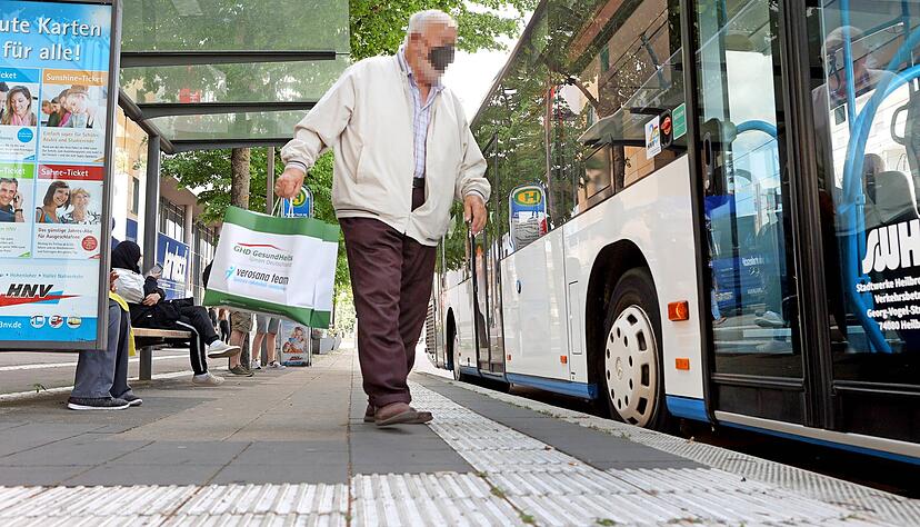 Barrierefreie Bushaltestellen, wie hier am Neckarturm, sind ein Beitrag zur Inklusion. In Heilbronn sind sie derzeit noch deutlich in der Unterzahl. Von rund 385 Haltestellen sind 43 fertiggestellt.
Foto: Ralf Seidel
