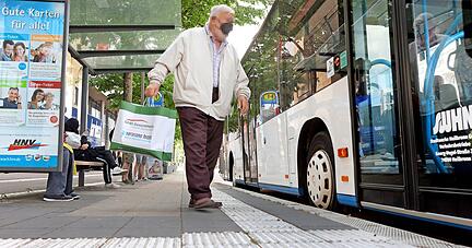 Barrierefreie Bushaltestellen, wie hier am Neckarturm, sind ein Beitrag zur Inklusion. In Heilbronn sind sie derzeit noch deutlich in der Unterzahl. Von rund 385 Haltestellen sind 43 fertiggestellt.
Foto: Ralf Seidel