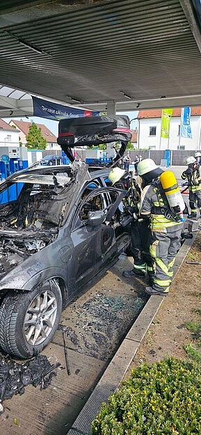 Das Auto an der Aral-Tankstelle in Neckarsulm ist v&ouml;llig ausgebrannt. Die Feuerwehr war zum L&ouml;schen des Brands im Einsatz.