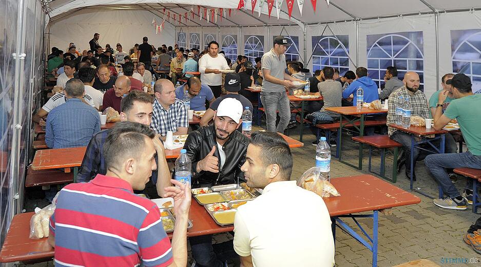 Fastenbrechen in Fatih-Moschee Heilbronn Fastenbrechen in Fatih-Moschee Heilbronn