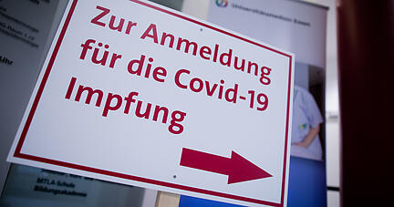 Wer zur Anmeldung des Impfzentrums kommt, hat es fast geschafft. Viele B&uuml;rger sind jedoch frustriert, weil sie keinen Termin bekommen. Foto: dpa