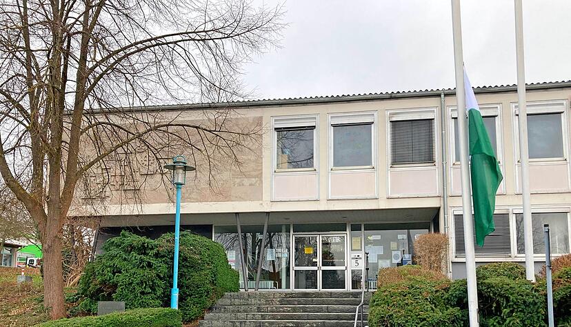 Sobald das alte Rathaus umgebaut ist, sollen dort bis zu 30 Personen untergebracht werden. In den vergangenen Wochen hatte sich gegen diese Entscheidung teils heftiger Widerstand in der Bevölkerung geregt. Sobald das alte Rathaus umgebaut ist, sollen dort bis zu 30 Personen untergebracht werden. In den vergangenen Wochen hatte sich gegen diese Entscheidung teils heftiger Widerstand in der Bevölkerung geregt.