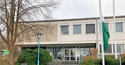 Sobald das alte Rathaus umgebaut ist, sollen dort bis zu 30 Personen untergebracht werden. In den vergangenen Wochen hatte sich gegen diese Entscheidung teils heftiger Widerstand in der Bevölkerung geregt.
Foto: Archiv/Hofmann Sobald das alte Rathaus umgebaut ist, sollen dort bis zu 30 Personen untergebracht werden. In den vergangenen Wochen hatte sich gegen diese Entscheidung teils heftiger Widerstand in der Bevölkerung geregt.
Foto: Archiv/Hofmann