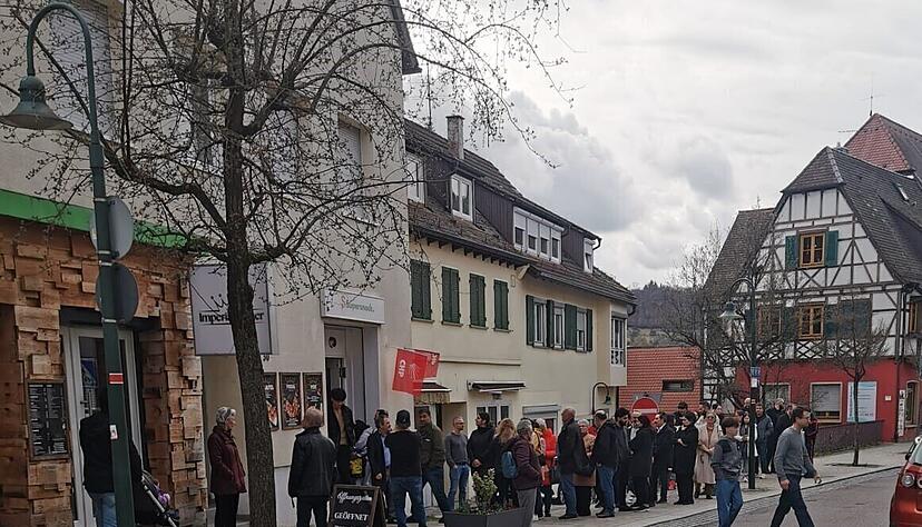 Vor dem improvisierten Wahllokal in Weinsberg bildet sich am Sonntag eine Schlange.